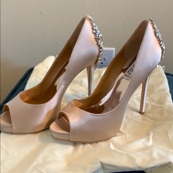 Badgley Mischka blush satin jeweled heels NWOT - Picture 3 of 3